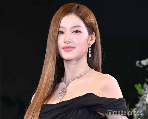 TWICE・SANA、“総額70億円超”ジュエリー身にまとい登場 美脚&デコルテ際立つドレス姿