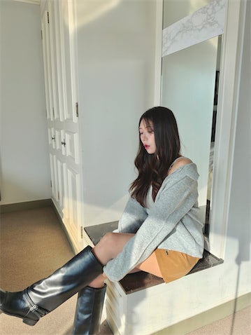 40歳"美しすぎる気象予報士"、肌見せにドキッとするミニ丈コーデを披露「まさに高嶺の花」