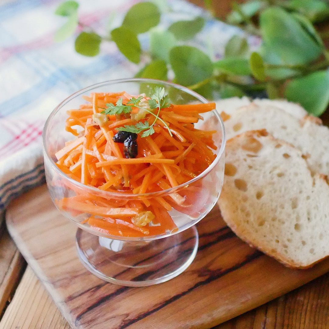 デリ風副菜。くるみとレーズンのキャロットラペ