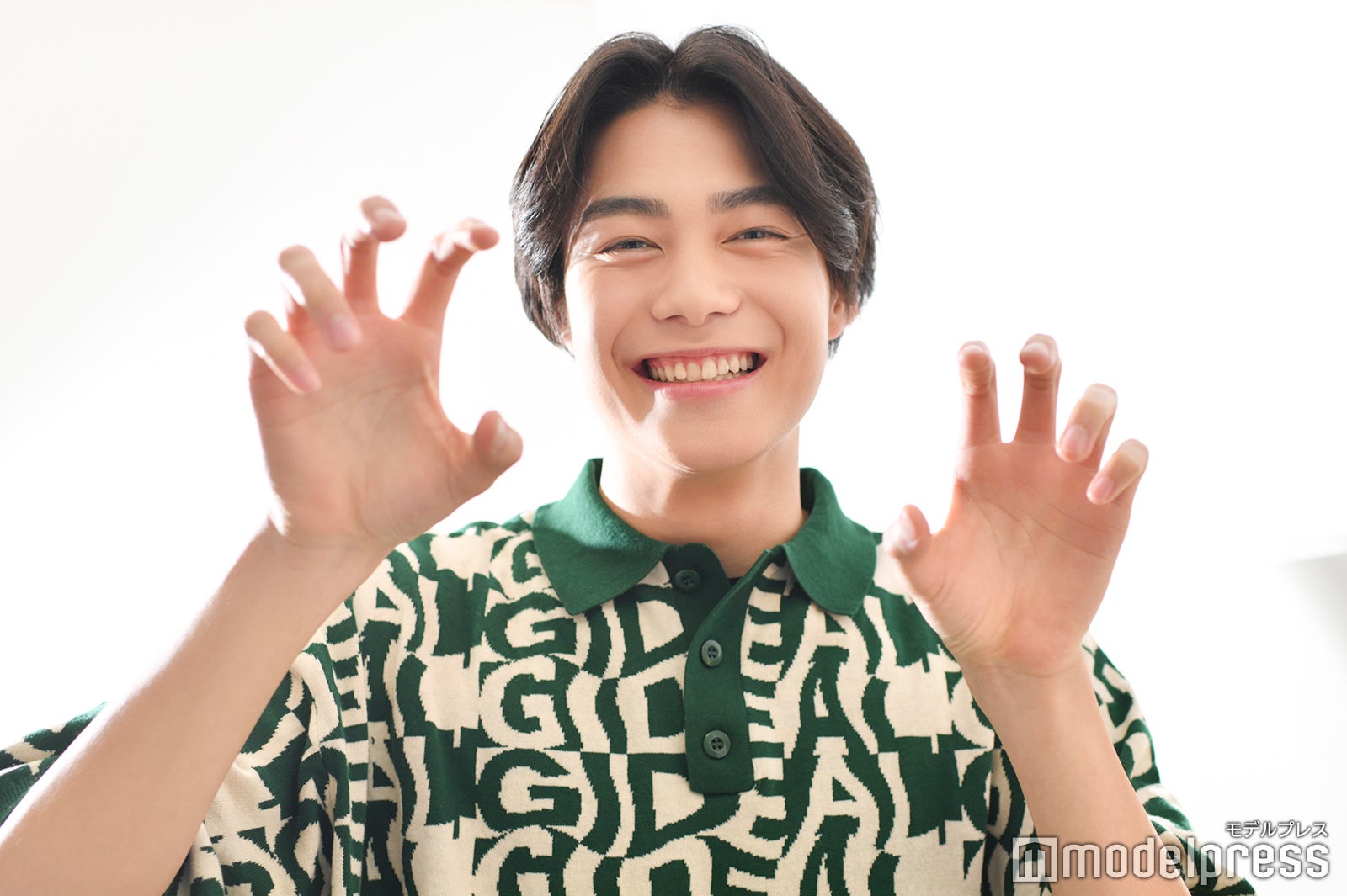 “オオカミポーズ”／今井竜太郎（C）モデルプレス