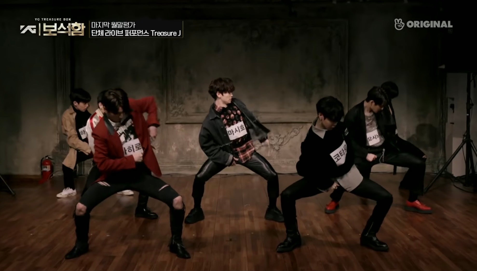 「Killing Me」を披露したTreasureJ  ／「YG宝石箱」公式YouTubeより