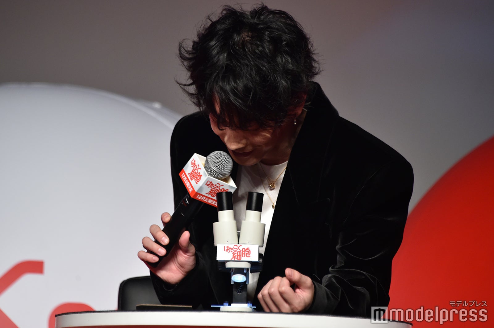 顕微鏡を覗く佐藤健（C）モデルプレス