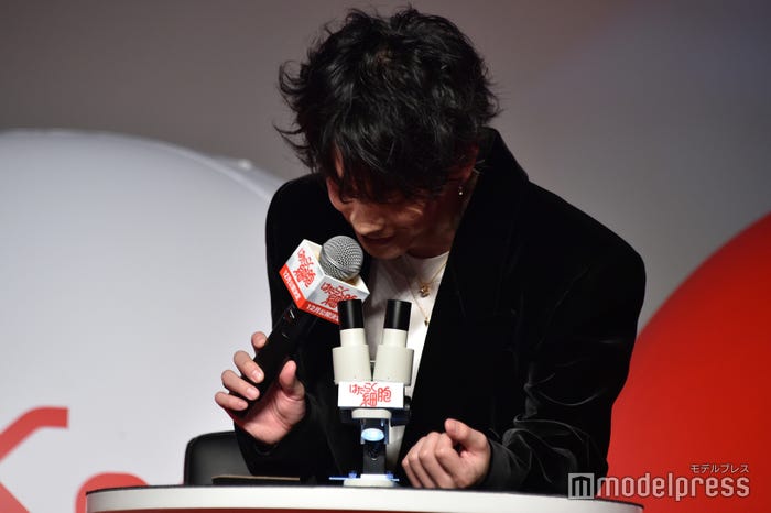 顕微鏡を覗く佐藤健(C)モデルプレス