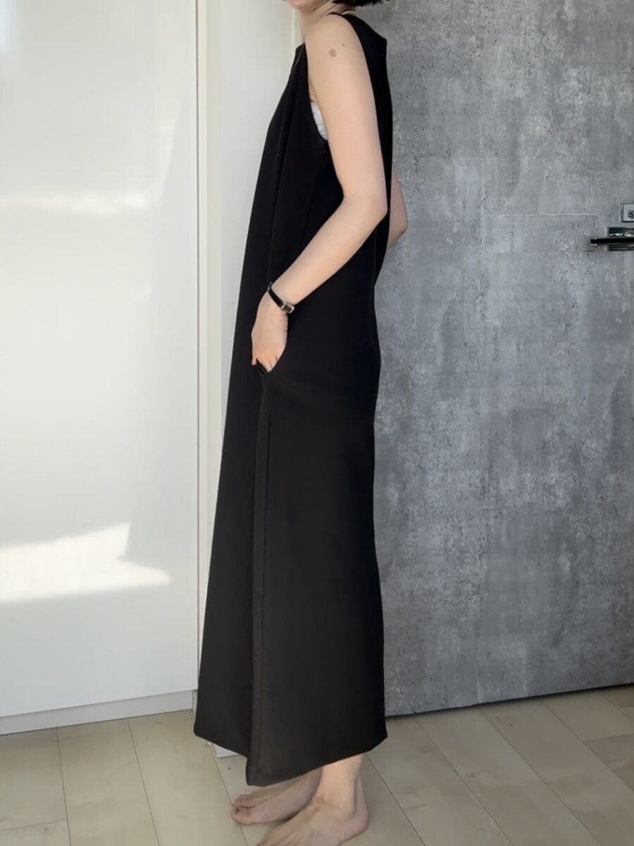 ユニクロクレープジャージーワンピースノースリーブ　サイドシルエット