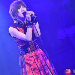 ソロ曲「コイントス」を歌唱する岡田奈々「AKB48グループリクエストアワー セットリストベスト100 2018」 （C）モデルプレス