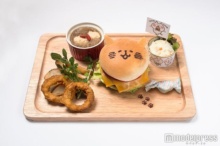 「選べる!いろいろ食べたい猫たちのよくばりプレート 和牛100%パテを使ったハンバーガー」¥1,680(税抜)(C)kanahei/TXCOM