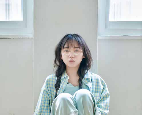 日向坂46齊藤京子、丸眼鏡でリラクシームード漂う