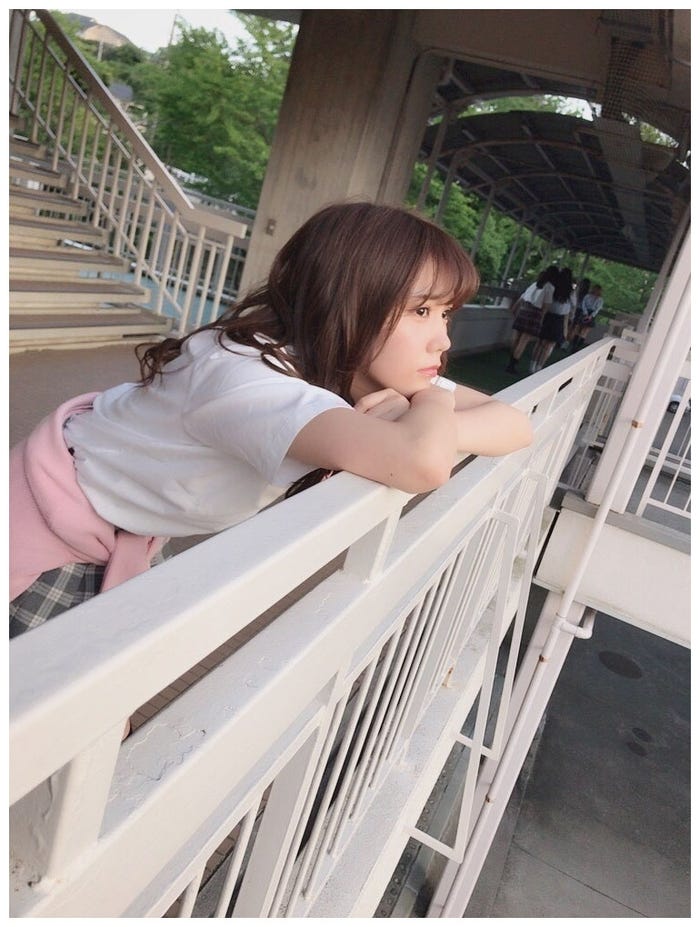 制服姿も可愛い(川後陽菜公式ブログより)