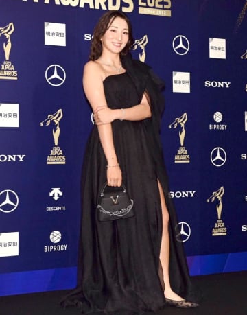 女子ゴルファー美の競演 衣装選びにも個性 スリット入りドレスの脇元華はカメラマンのリクエストにポーズも