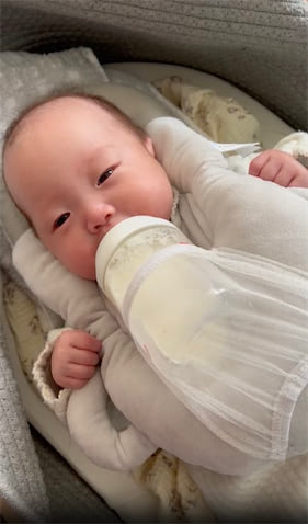 「親にとっては一大イベント」小林礼奈、予防接種前の次女ミルクタイムを公開