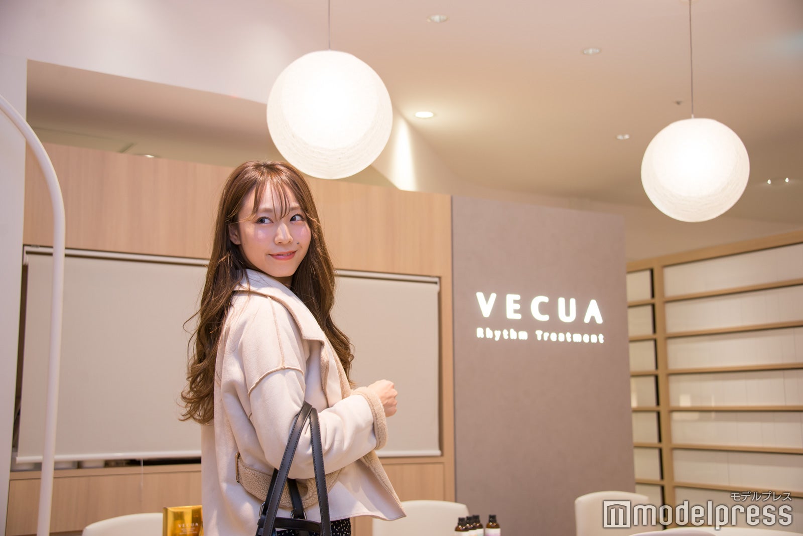 月のミチカケをイメージしたランプシェードがお洒落（C）モデルプレス