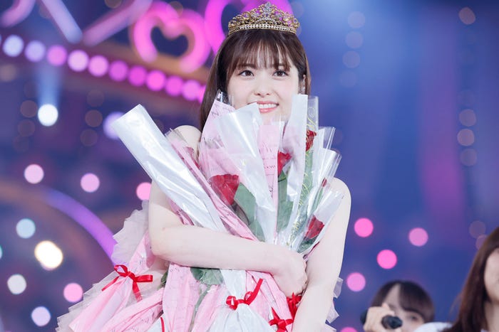 メンバーから受け取ったバラを抱える松村沙友理「さ~ゆ~Ready? 松村沙友理卒業コンサート~」(提供写真)