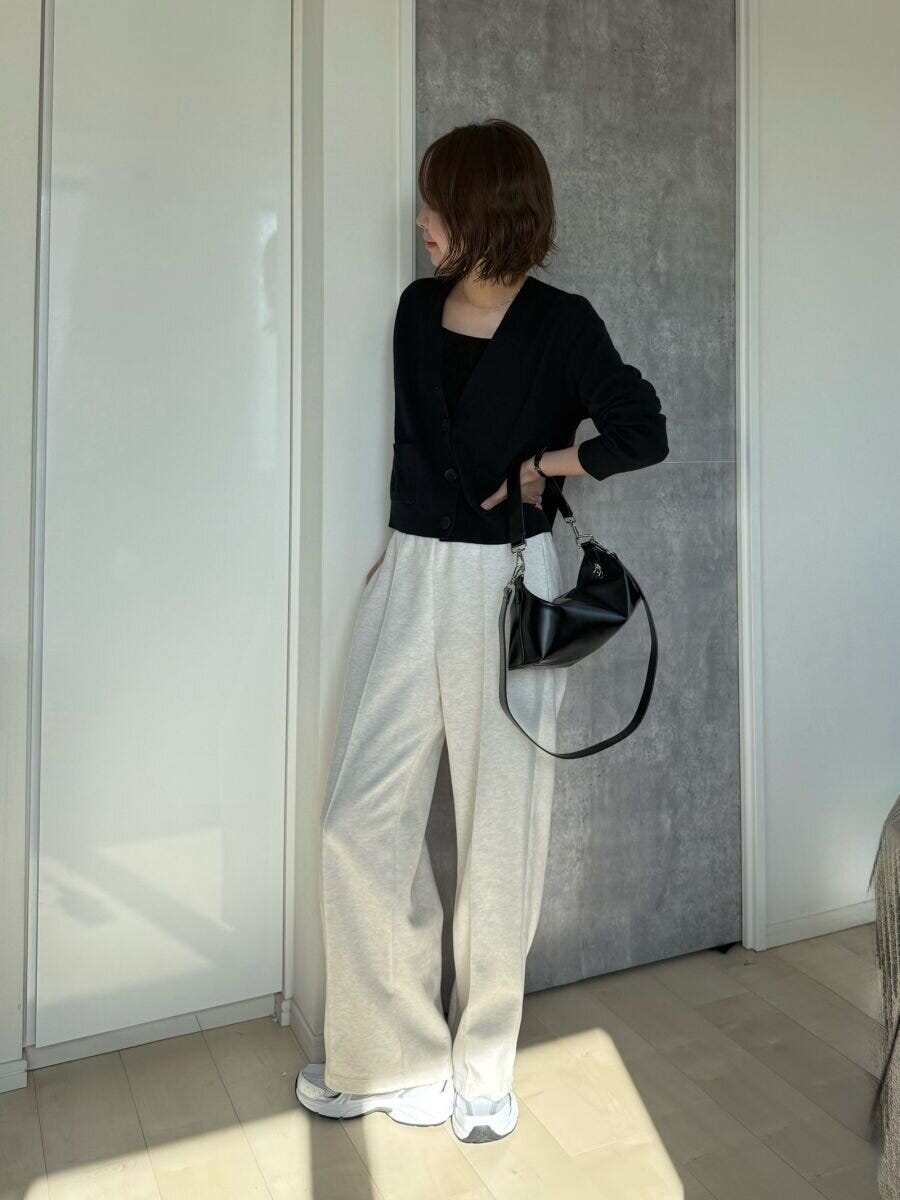 ユニクロスウェットストレートパンツと黒ニットのシンプルコーデ