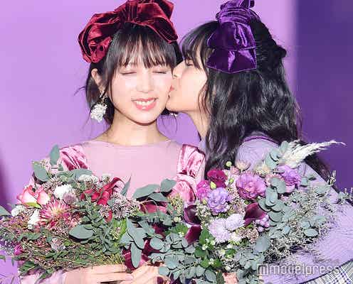 乃木坂46与田祐希&大園桃子、頬にキス リンクコーデが可愛すぎ<GirlsAward 2018 A/W>