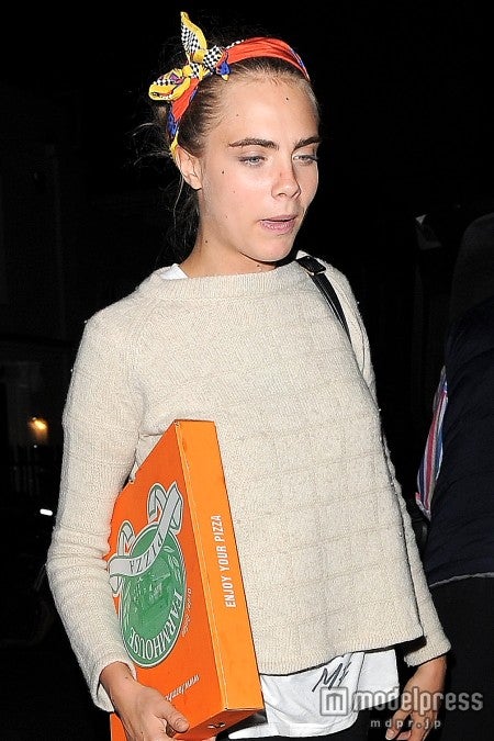 カーラ・デルヴィーニュ、飛行機に乗り遅れて大ひんしゅく？