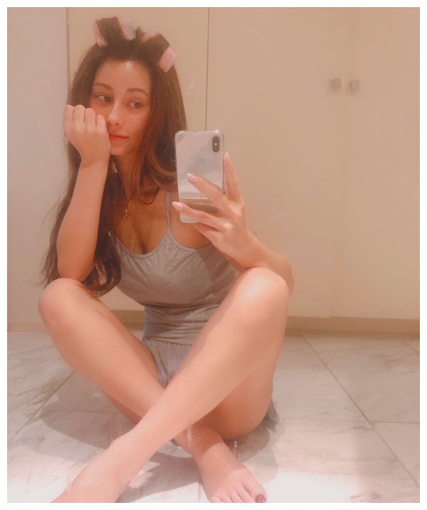 ダレノガレ明美“谷間チラリ”リラックスショットに反響「SEXY」「ナイスバディ」の声