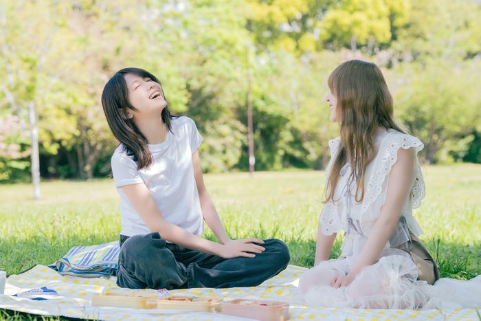 森カンナ、加藤史帆(C)「彩香ちゃんは弘子先輩に恋してる 2nd Stage」製作委員会・MBS/第5話より