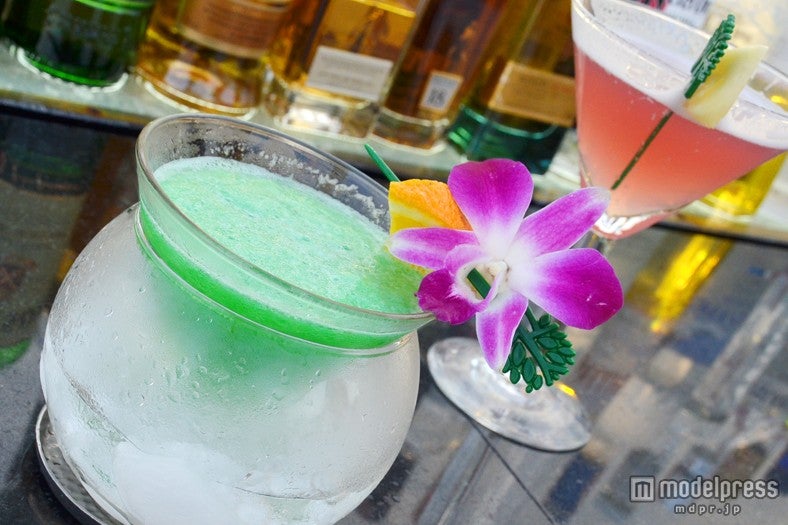 オリジナルカクテル（左から）「ムーンロマンス」、「ヴァーティゴサンセット」各540バーツ