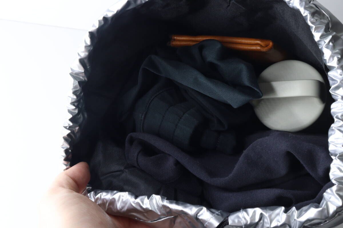 巾着ナップサックの中にTシャツ、水筒、財布が収納されている