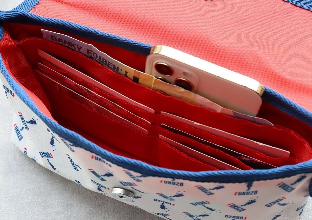 FUKUZOお財布ポシェットの内部にカードやスマホが収納されている様子