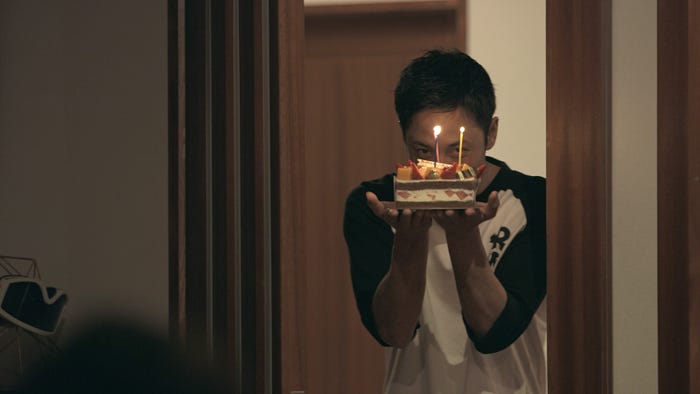 ケーキで顔を隠して登場する貴之「TERRACE HOUSE OPENING NEW DOORS」14th WEEK(C)フジテレビ/イースト・エンタテインメント