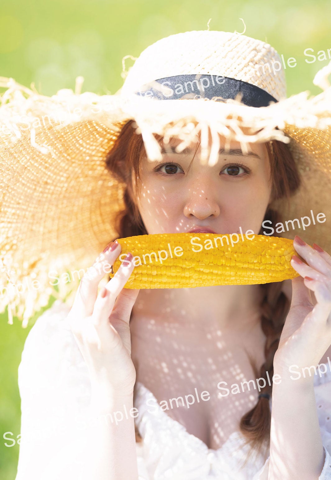 渡辺みり愛1st写真集「消極的な華やかさ」封入特典ポストカード／（撮影：彦坂栄治）