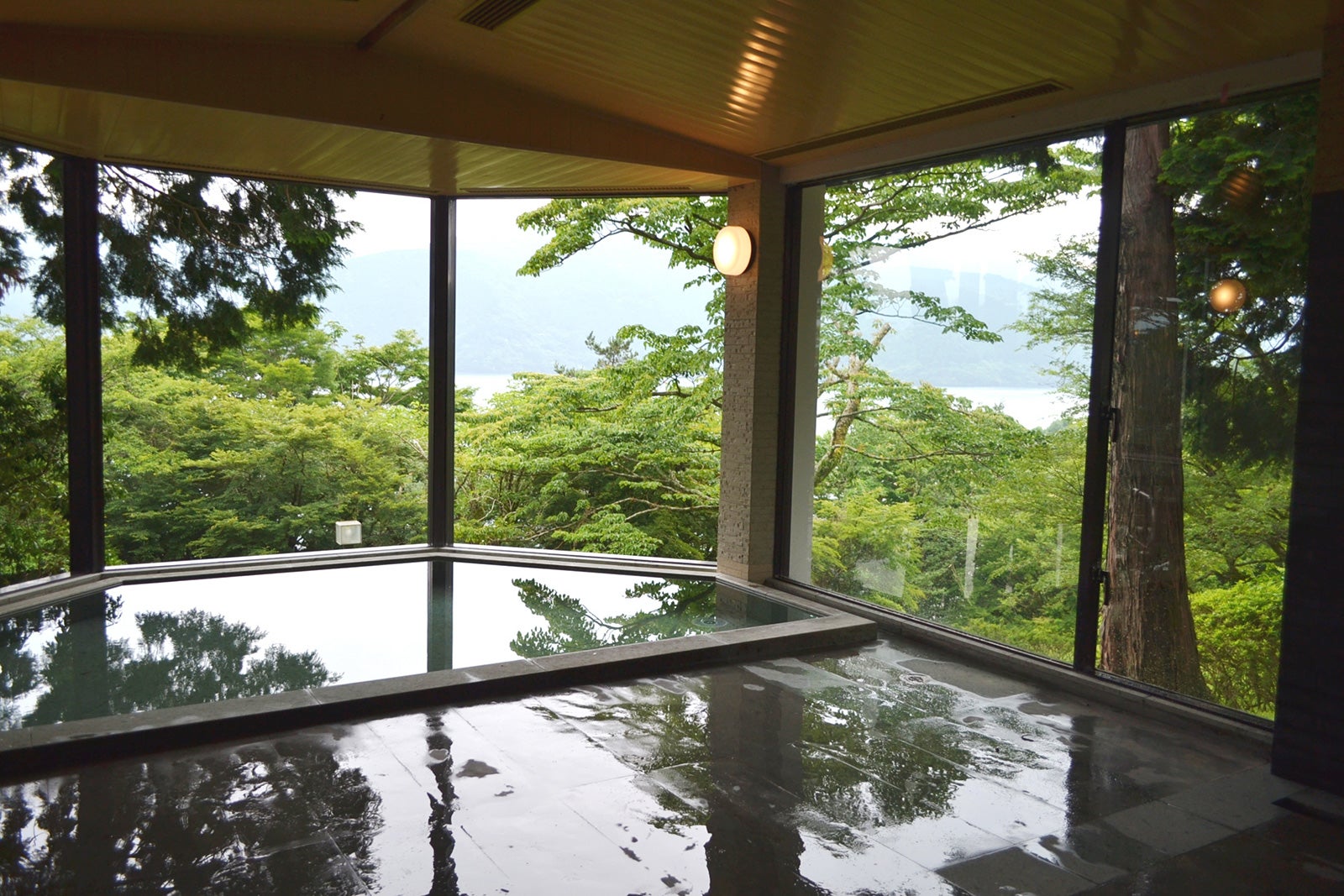 男性用露天風呂／画像提供：株式会社プリンスホテル