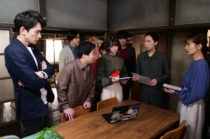 町田啓太、板垣瑞生、矢本悠馬、菅野莉央、赤楚衛二、江口のりこ、中村ゆり 「SUPER RICH」第7話より(C)フジテレビ