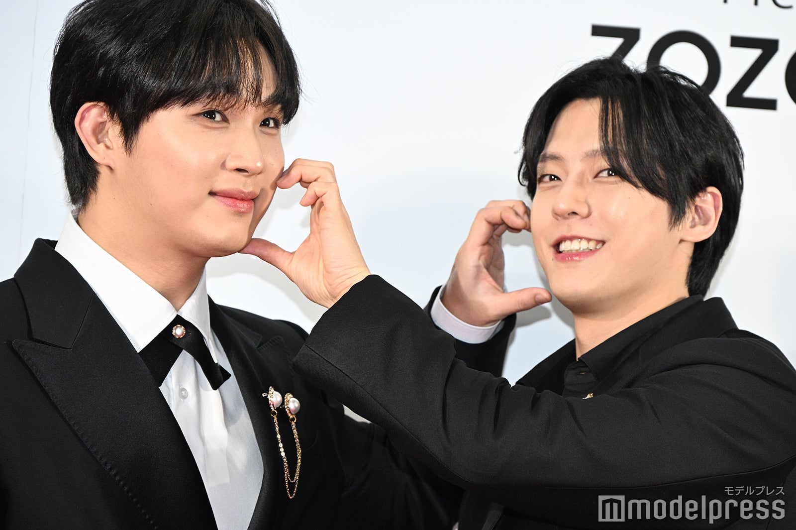 ほっぺハートを作り合うイム・ヒョンシク、イ・ミンヒョク（C）モデルプレス