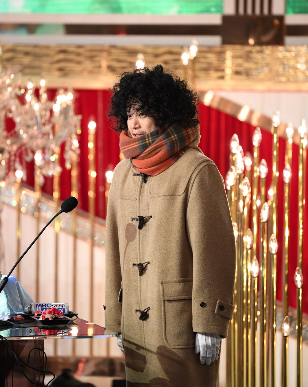 小栗旬「ミスなか」久能整の格好で登場 菅田将暉「言葉出ない」＜第45回日本アカデミー賞＞