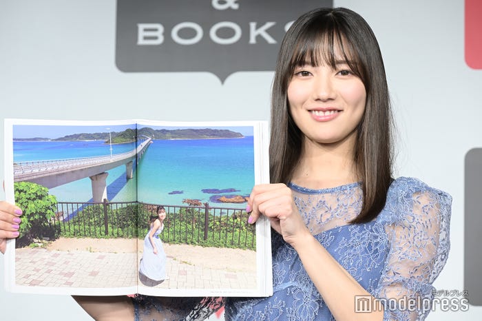 お気に入りカットを見せる河田陽菜(C)モデルプレス