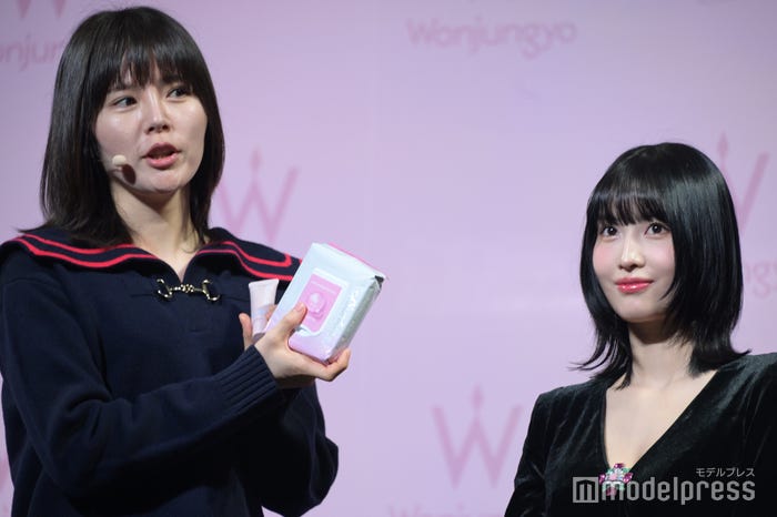 メイクの説明をするウォン・ジョンヨ、モモ(C)モデルプレス