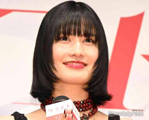 橋本愛、胸元空きミニ丈ワンピ姿披露 中学時代のセーラー服姿も公開【リライト】