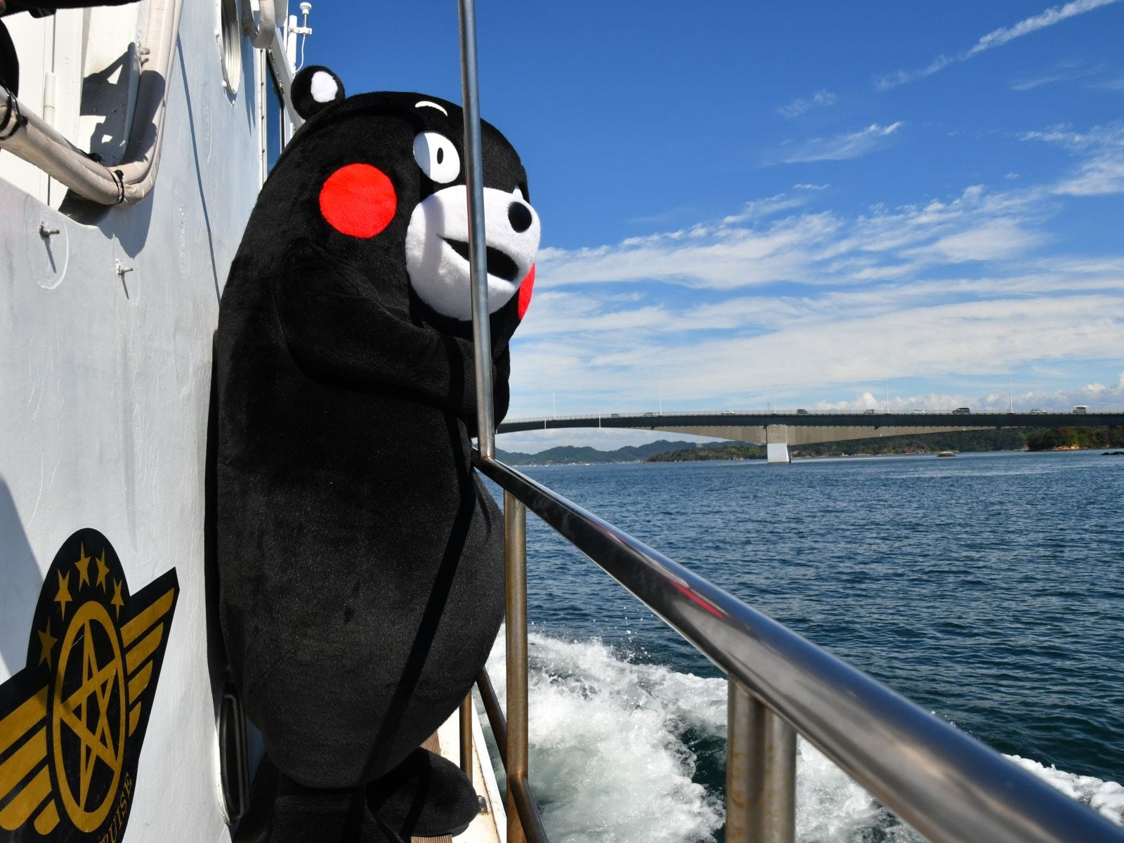 海風に吹かれるくまモン=10月11日、熊本県上天草市、天草市