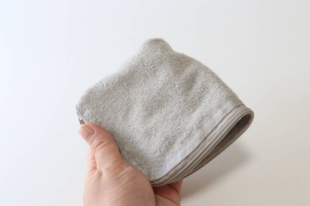 セリアのタオル地ポーチ　スモーキーカラーのビジュアル