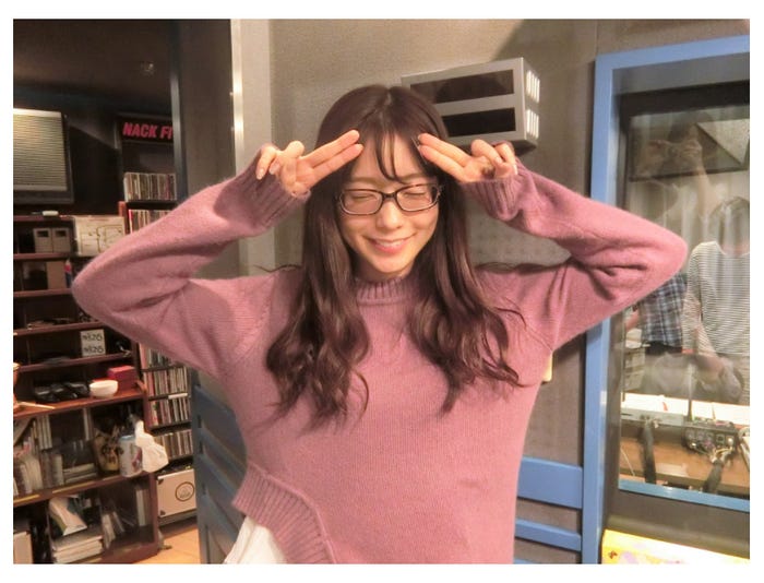 眼鏡姿でピースする斉藤優里/FM NACK5 「Nutty Radio Show THE 魂」ブログより