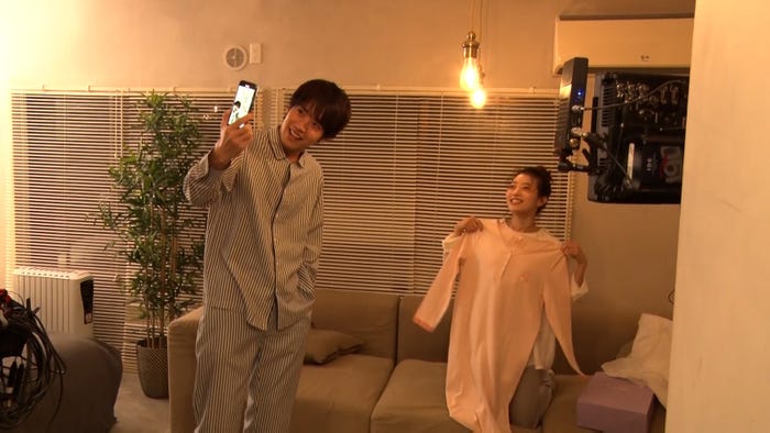 (左)赤楚衛二/メイキングカット(提供写真)