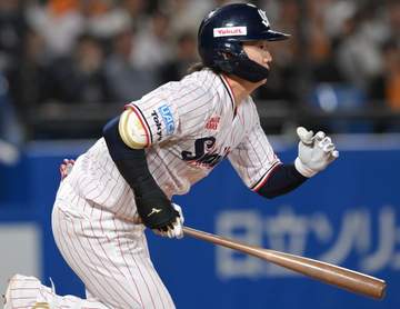 巨人 キャベッジのまずい守備から同点に追いつかれる 長岡の左前打をグラブに当てて後逸