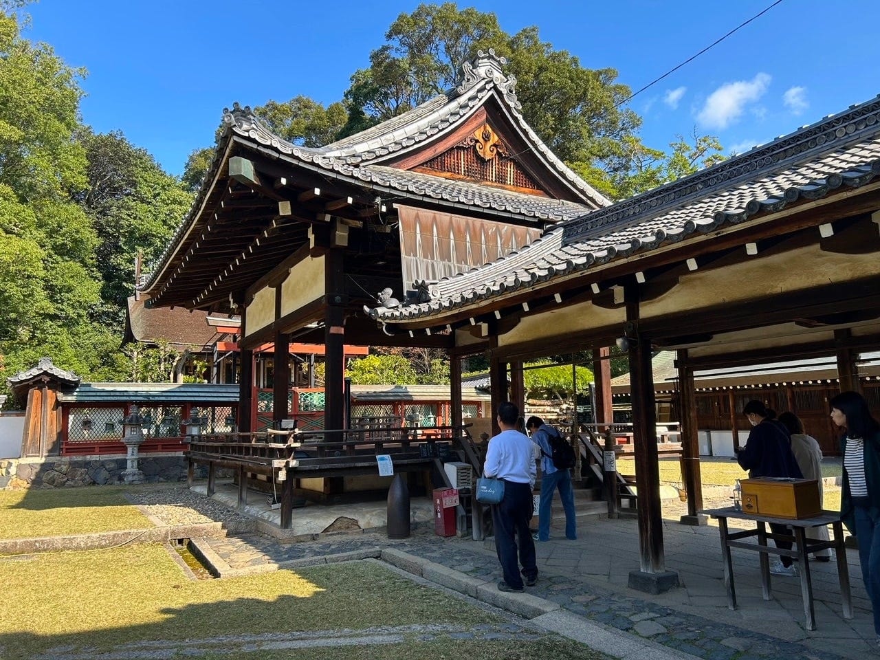 氷室神社の拝殿は舞楽を上演するための舞台