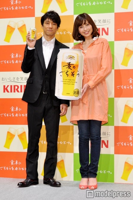 「キリン 麦のごちそう」新商品・新CM発表会に登場した（写真左から）西島秀俊、片瀬那奈