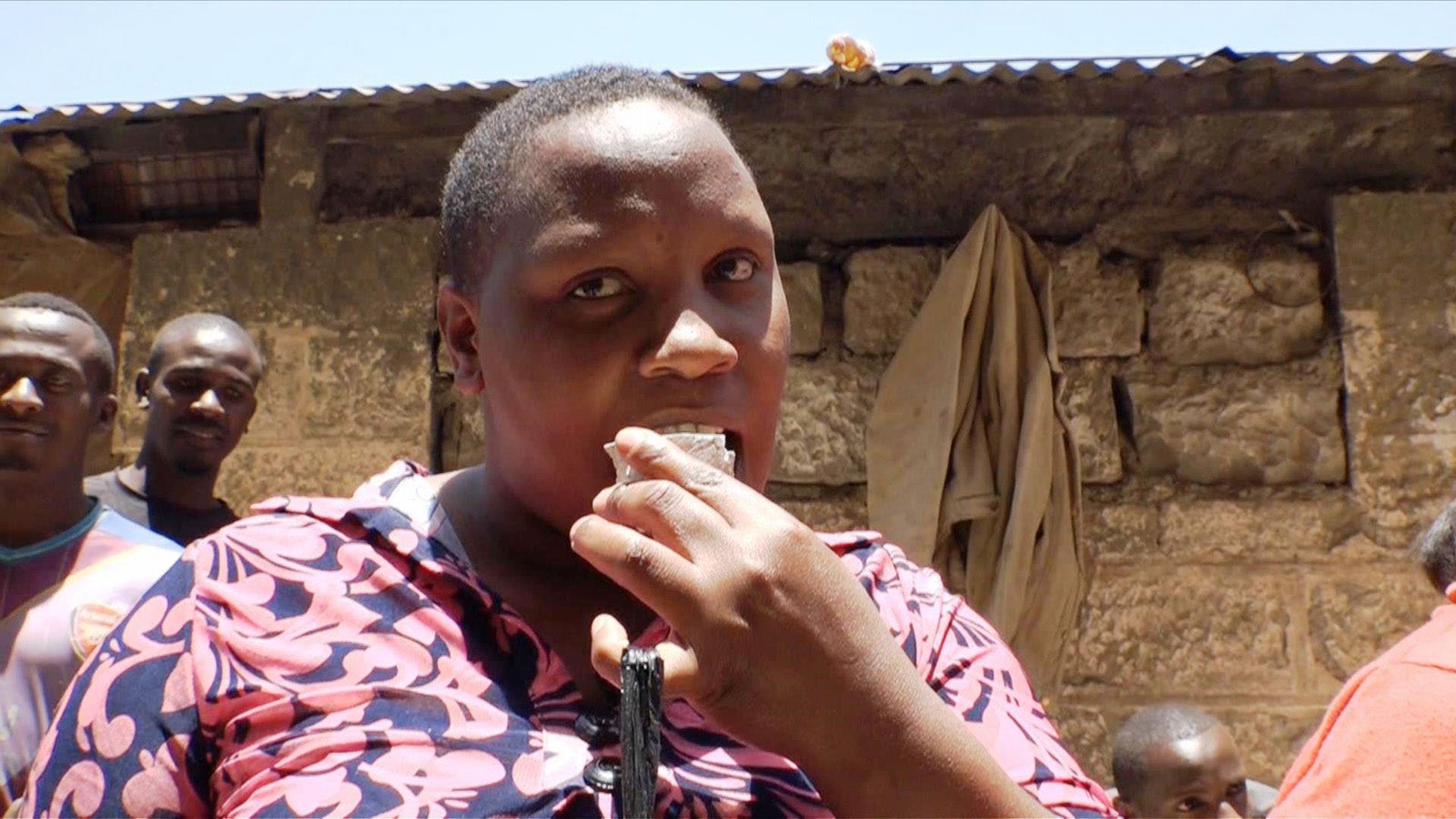 石を食べる（画像提供：毎日放送）