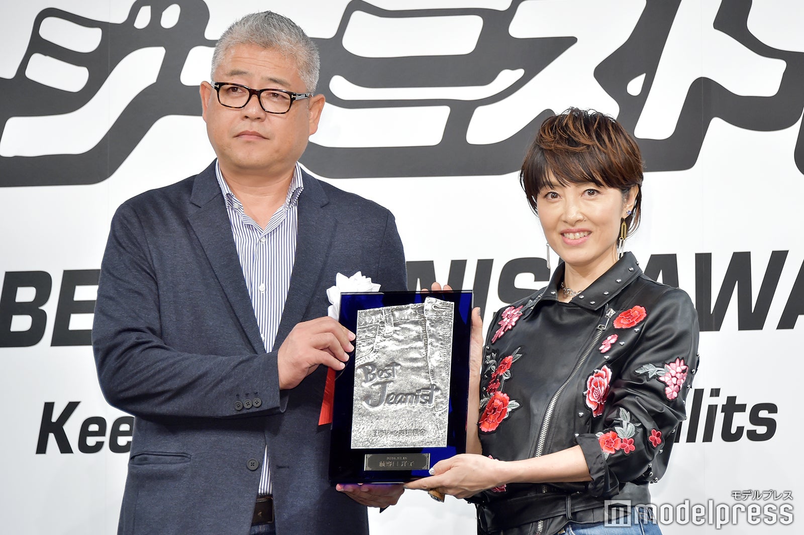 （右）荻野目洋子（C）モデルプレス