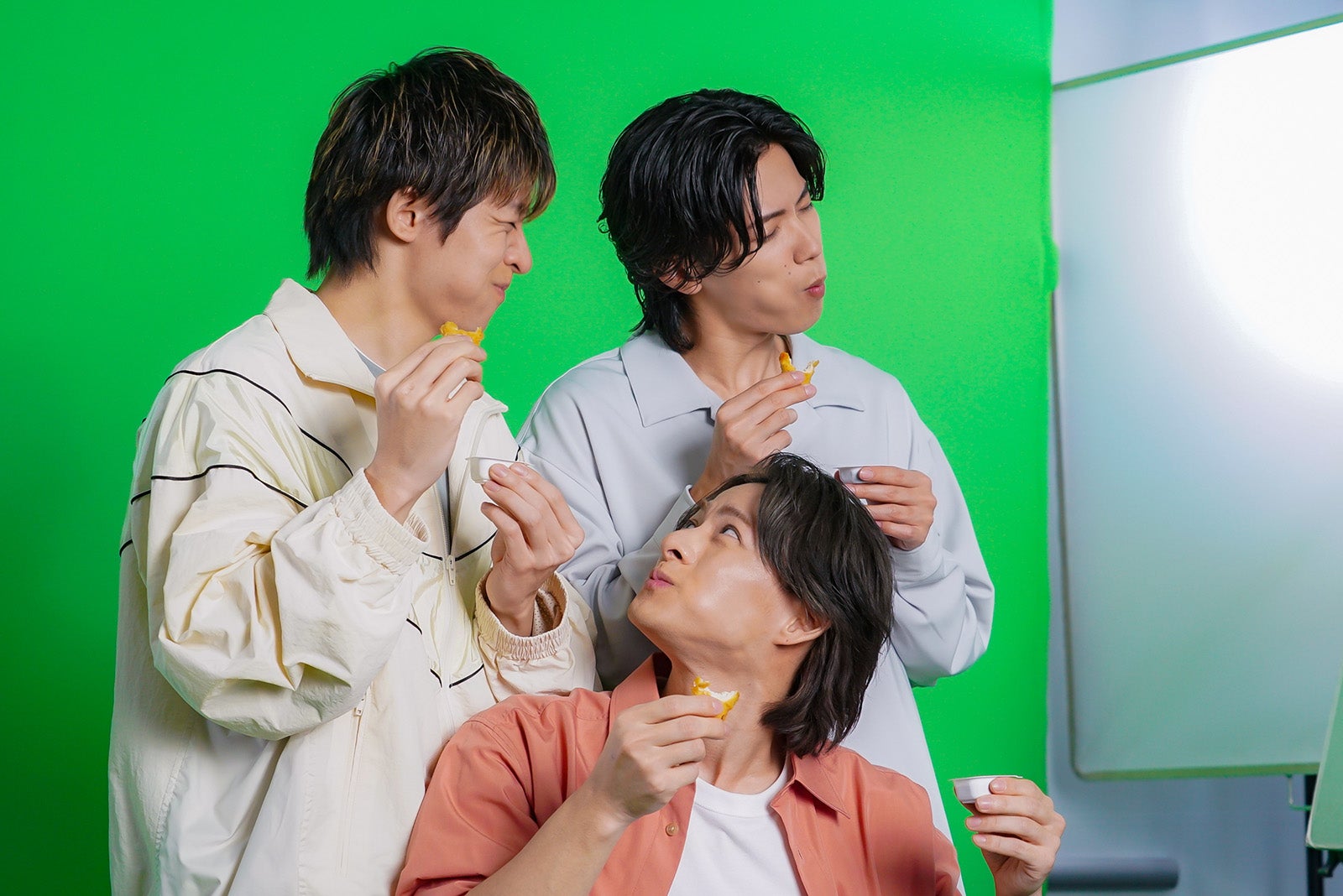（左から）岸優太、神宮寺勇太、平野紫耀／新TVCM「たっぷりいこうぜ！登場」篇メイキングより（提供写真）