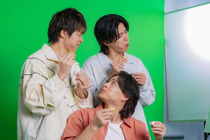 (左から)岸優太、神宮寺勇太、平野紫耀/新TVCM「たっぷりいこうぜ!登場」篇メイキングより(提供写真)
