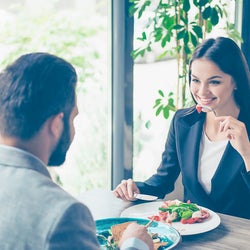男性が食事デートで「育ちが悪そう」と感じる女性とは?