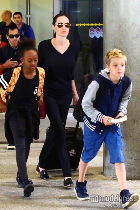 ロサンゼルスの空港から出てきたアンジーと子供たち。x17online.com／Zeta Image【モデルプレス】