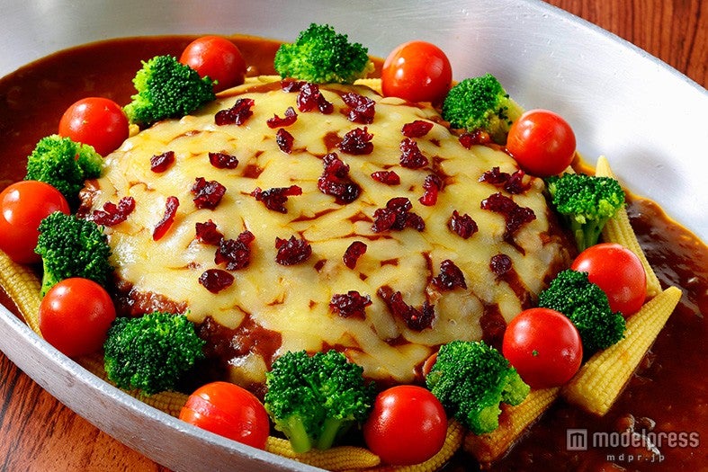 TDS「セイリングデイ・ブッフェ」スペシャルブッフェ／チーズハンバーグ、デミグラスソース（C）Disney