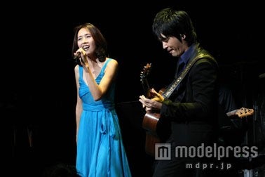 押尾コータローと共演する工藤静香