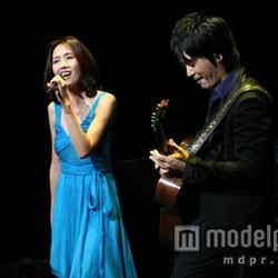 押尾コータローと共演する工藤静香