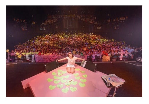 ファンからのあたたかいサプライズを受けるchay/オフィシャルブログ(Ameba)より